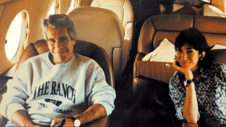 Jeffrey Epstein y Ghislaine Maxwell, durante un vuelo privado, en una de las fotos publicadas por el Departamento de Justicia de EE UU.