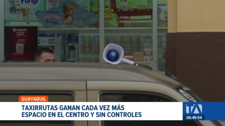 La falta de transporte eficiente hacia cantones vecinos ha provocado la proliferación de paraderos de taxirrutas. Un reportaje de Camila Guevara
