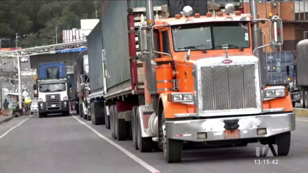 Se registra un intenso paso de tractomulas en la frontera norte para ingresar mercancía colombiana antes de que la tasa de seguridad se incremente al 100%.