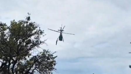 Piden 18 meses de prisión a un hombre que agarró la parte inferior de un helicóptero y se fue volando agarrado en una boda en Kenia porque no le permitieron subir a bordo.