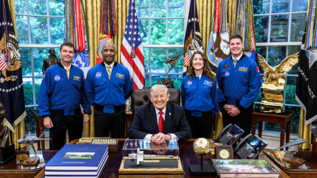 Donald Trump con astronautas de Artemis II en la Casa Blanca.