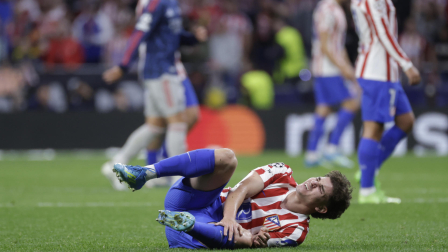El delantero argentino del Atlético de Madrid Julián Álvarez se duele en el suelo durante el encuentro correspondiente a la ida de las semifinales de la Liga de Campeones que Atlético de Madrid y Arsenal.