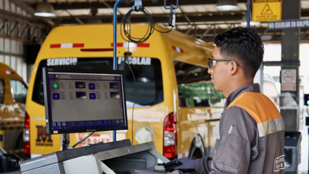 Proceso de revisión técnica vehicular en el Centro de la ATM en el norte de Guayaquil.