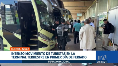 El flujo de turistas se intensifica en la capital azuaya; las autoridades han desplegado controles rigurosos en carreteras y puntos clave para salvaguardar a los visitantes durante su estancia.
