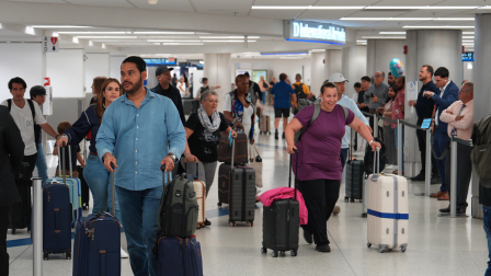 Personas llegan en un vuelo procedente de Caracas (Venezuela) al Aeropuerto Internacional de Miami
