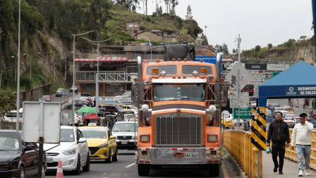 Vehículos transitan en el puente internacional este jueves, de Rumichaca en Tulcán (Ecuador). El tránsito de camiones de carga por la frontera entre Ecuador y Colombia se intensificó previo a la entrada en vigor del alza de aranceles impuesta por ambos países en el marco de la guerra comercial abierta desde febrero pasado, una medida que los trabajadores de la zona aseguran que los dejará en "la quiebra". EFE/ Xavier Montalvo