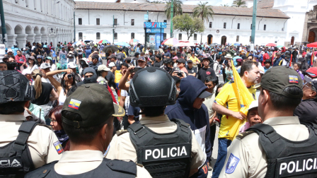 Quito, viernes 1 de Mayo del 2026Marcha de los trabajadores al celebrar el 1 de Mayo, recorre las principales calles del centro histórico de la capital, con un fuerte contingente militar y policial en el sector.Fotos : API / Rolando Enríquez