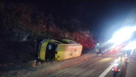 El accidente dejó en evidencia los riesgos en este tramo vial, por lo que se reiteró el llamado a conducir con precaución y respetar las normas de tránsito.
