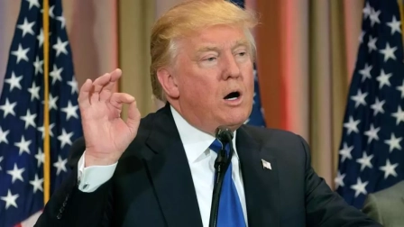 Donald Trump se dirige a los reporteros en una conferencia de prensa después del Súper Martes, en su finca de Mar-a-Lago, en Palm Beach, Florida.
