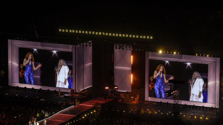 La cantante colombiana Shakira (i) se presenta junto a la cantante brasilera Maria Bethania en un concierto este sábado, en la playa de Copacabana en Río de Janeiro (Brasil).