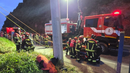 Un auto, con cuatro personas en su interior, perdió pista y cayó hacia una quebrada.