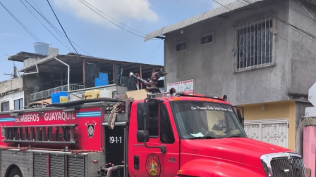 Incendio de vivienda en la Coop. Carlos Guevara 1, sector Fertisa, Guayaquil