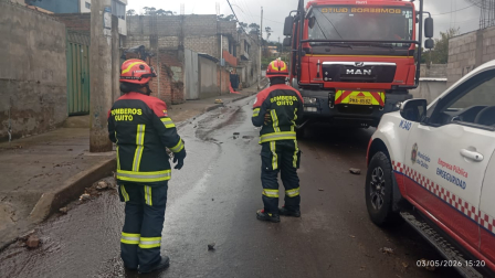 Equipos de respuesta trabajan en el sector de Nueva Aurora, en Guamaní, tras un evento de arrastre de material.
