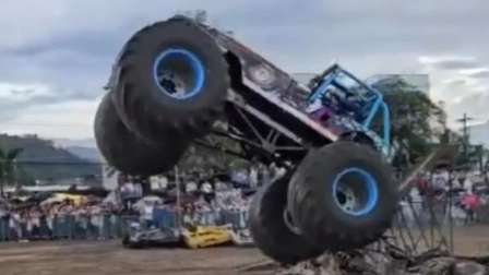 En la ciudad de Popayán durante un evento de exhibición de monster trucks un vehículo fuera de control arrolló al público asistente.