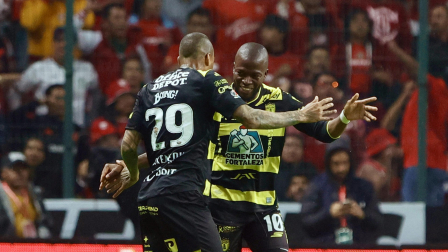 Robert Nunes y Enner Valencia de Pachuca celebran un gol ante Toluca por los cuartos de final de la Liga MX, en el estadio Nemesio Diez en Toluca.