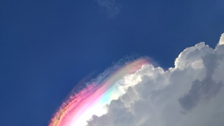 Un arcoíris en las nubes sorprende a habitantes en Indonesia