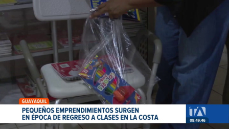 La temporada de regreso a clases  impulsa la economía popular. Familias transforman sus espacios privados en puntos de venta de útiles escolares. Un reportaje de Jazmín Solís