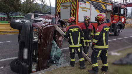 Un vehículo liviano se volcó a la altura del puente 8, en la Autopista General Rumiñahui.