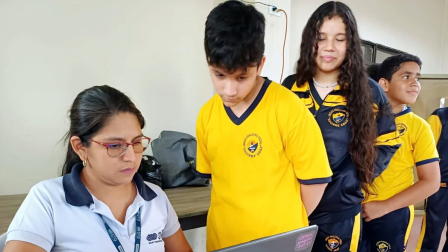 Estudiantes de la Unidad Educativa Aguirre Abad en el proceso de obtención de tarjetas para el sistema Metrovía de Guayaquil.