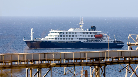 El crucero holandés MV Hondius se encuentra anclado frente a la costa de la ciudad de Praia, en la isla de Santiago, Cabo Verde, este lunes, tras la muerte de tres personas a bordo a causa de un síndrome respiratorio agudo.