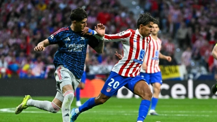 El defensa ecuatoriano Piero Hincapié en un partido del Arsenal ante el Atlético de Madrid.