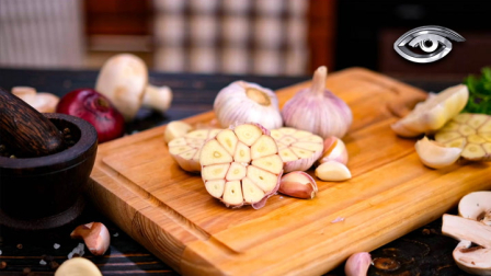 Entre recetas y creencias, el ajo sigue provocando amores y rechazos. Llegó desde Asia hace siglos y se volvió imprescindible en la cocina ecuatoriana. Mientras su aroma lo perfuma todo, revisamos qué hay de cierto en los beneficios que se le atribuyen.