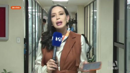 El conflicto entre el gremio de transportistas y las autoridades se intensifica mientras las unidades vuelven a las calles; representantes del sector mantienen una reunión clave en el Municipio para buscar una salida a la crisis.