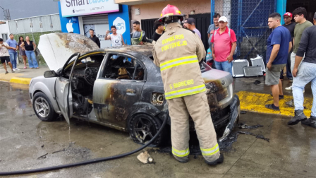 Un vehículo se incendió en el centro de Portoviejo, en Manabí.