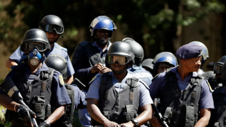 Agentes antimotines de la policía de Sudáfrica.