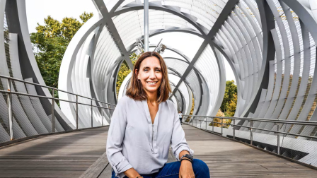 La neurocientífica Lucía Prieto Godino, en el Puente Monumental de Arganzuela, en Madrid.