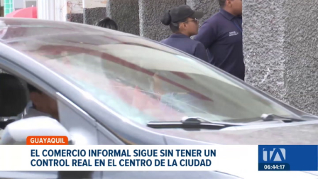 Más de dos mil agentes metropolitanos intentan despejar las aceras del casco comercial sin éxito. Los operativos logran retirar a los vendedores temporalmente. Un reportaje de Camila Guevara