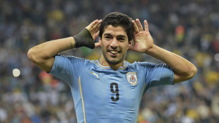 Luis Suarez celebra un gol de Uruguay con la selección de Uruguay.