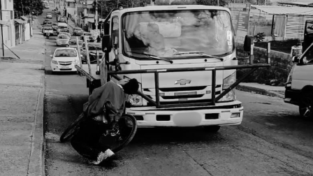 Un ciclista murió en un trágico choque con camión de varillas.