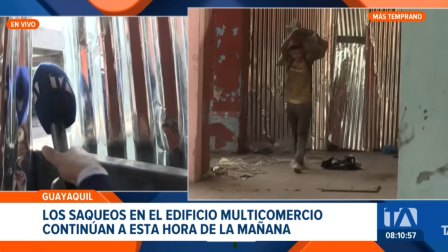 Momento en que sujetos ingresan y se llevan lo que pueden del edificio Multicomercio, este 6 de mayo de 2026.