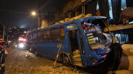 Un bus impactó contra una vivienda en el sur de Quito y causó la muerte de un joven.