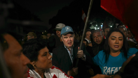 El candidato presidencial peruano del partido Renovación Popular, Rafael López Aliaga, asiste a una manifestación en Lima.