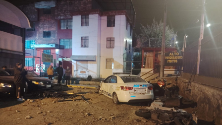 Un patrullero chocó contra un conjunto habitacional en el sur de Quito.
