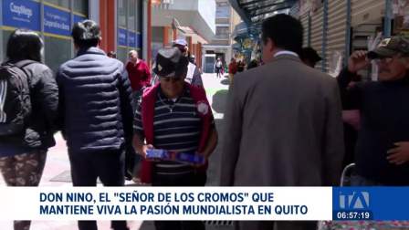 Con más de cuatro décadas dedicado al intercambio de cromos, este personaje de la capital es el punto de encuentro para quienes buscan completar sus álbumes. Un reportaje de Mishell Villacís