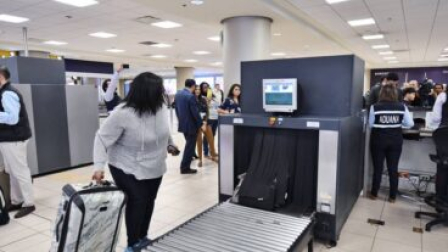 Imagen de viajera ingresando al área de control de equipaje en el aeropuerto de Guayaquil.