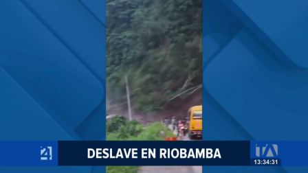El derrumbe interrumpió la conexión principal con Guayaquil; autoridades recomiendan a los conductores utilizar rutas alternas hacia la Costa y el Austro mientras se realizan las tareas de limpieza.