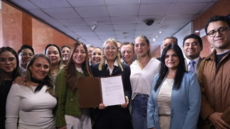 La asambleísta Anabella Azín presentó la propuesta de ley para reactivar las empresas insolventes.