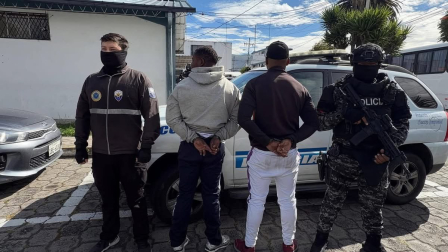 En el vehículo transportaban cigarrillos de contrabando en Otavalo