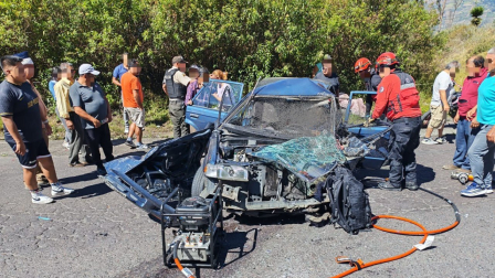 Un vehículo quedó destrozado tras un siniestro registrado en la vía Pelileo-Baños.