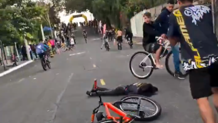 Una maniobra de exhibición terminó en un duro accidente cuando una pareja intentaba realizar un truco sobre la bicicleta.