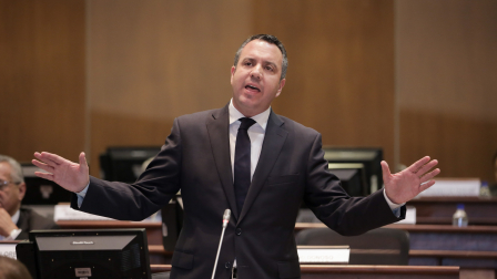 El exasambleísta Guillermo Celi durante una sesión de Pleno.
