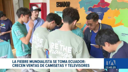 La pasión por el mundial impulsa el comercio local con la venta de televisores. Además, los hinchas se reúnen para intercambiar cromos. Un reportaje de María Gracia Chacón