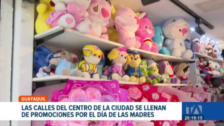 Guayaquil registra una masiva concurrencia en sus principales puntos de comercio. Las familias aprovechan las ofertas y la extensión de horarios. Un reportaje de Catalina García