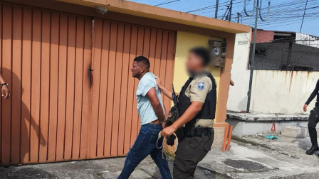 Uno de los dos aprehendidos tras intentar robar una vivienda en Urdesa, norte de Guayaquil.