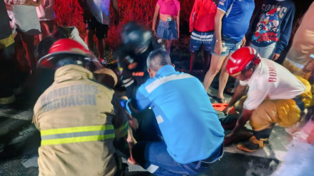 Un vehículo quedó a un lado de la calzada y completamente destruido en el km 26 de la vía El Triunfo, en Guayas.