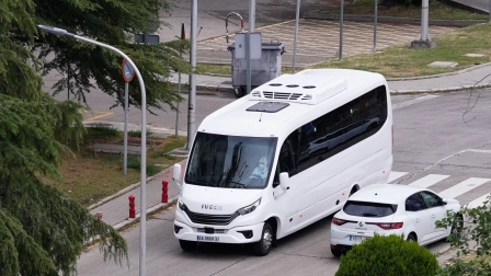 El autobús que transporta a los ciudadanos españoles que se encontraban en el crucero MV Hondius, a su llegada este domingo al Hospital Gómez Ulla.